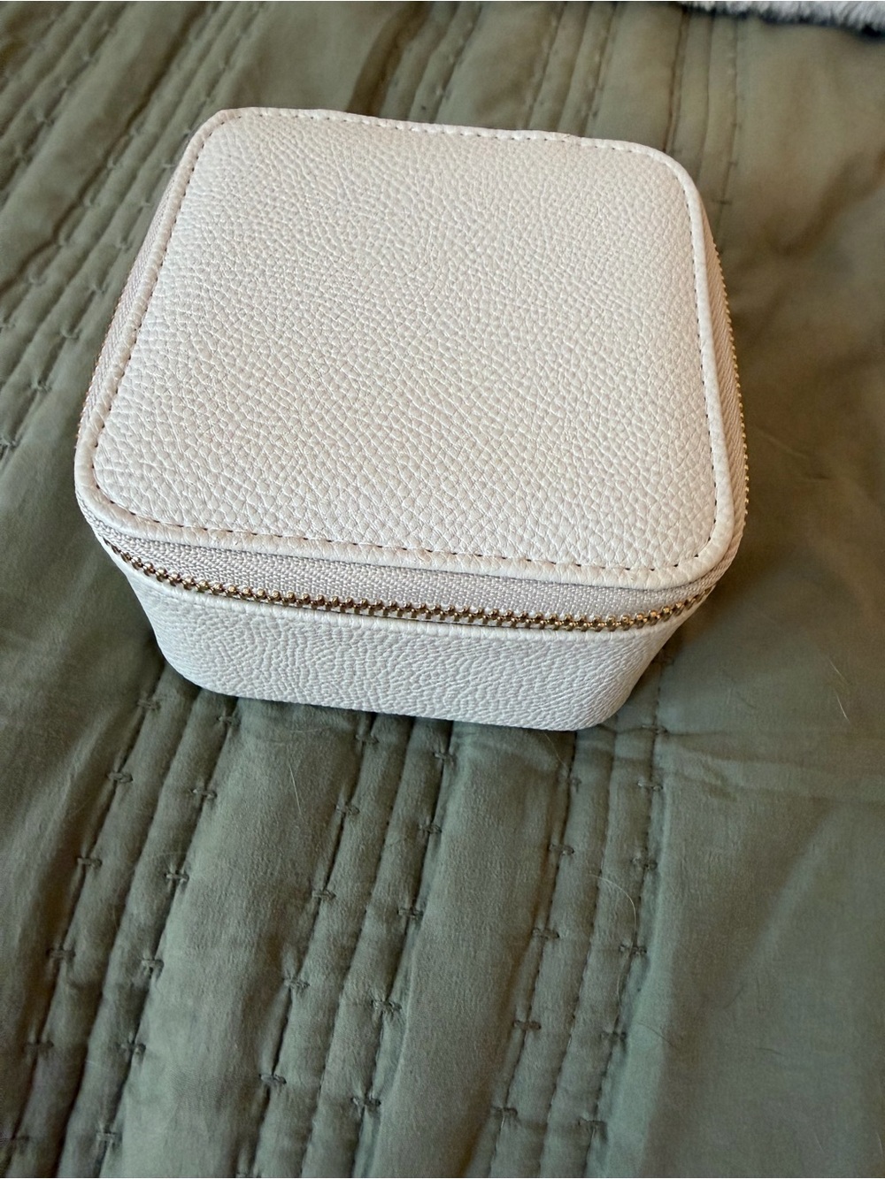Compact Cream Travel Jewelry & Card Case with Zip Closure